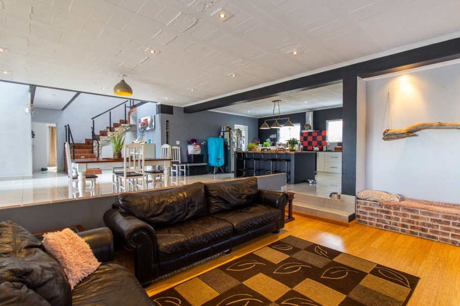 5 Bedroom Property for Sale in Myburgh Park Western Cape